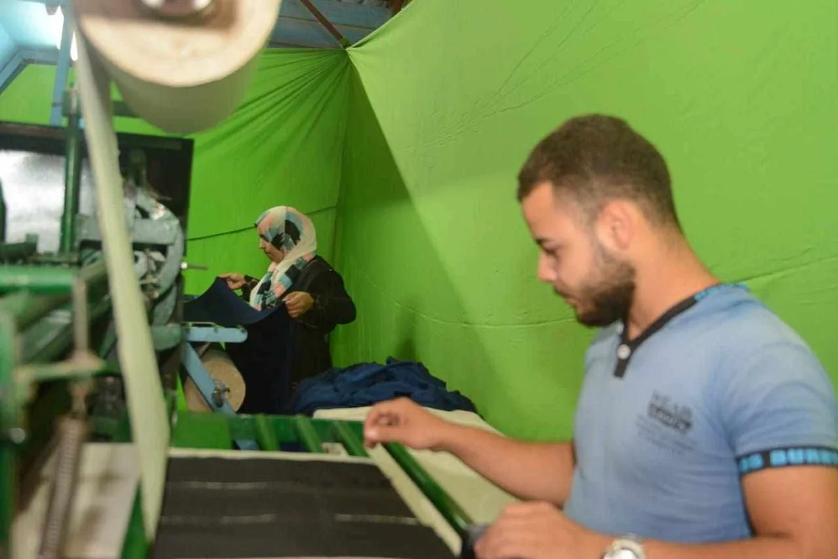 تجهيز قماش البليسيه في مصنع حلالة